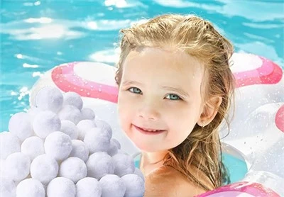 Witte herbruikbare vezelballen voor een perfect zwembad